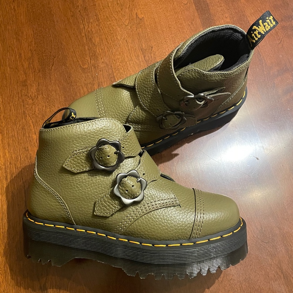 Dr Martens Devon Flower womens size 7